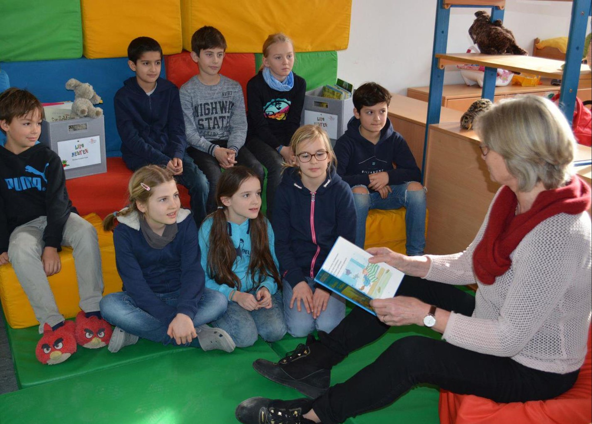 Frau liest Kindern vor