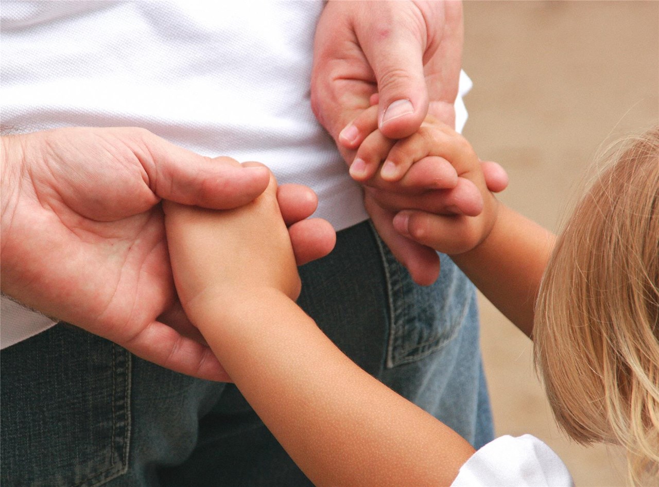 Erwachsener- und Kinderhand